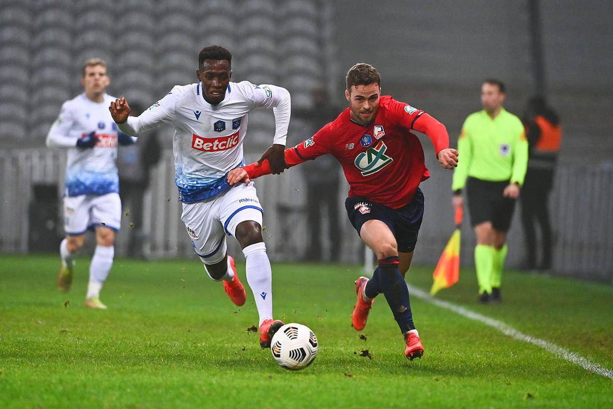 卡昂球员闪耀赛场，助球队轻松获胜