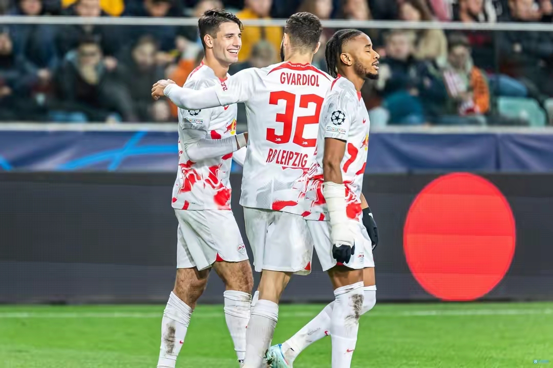 莱比锡赛前列队欢迎本菲卡，尊重对手尽显风度！的简单介绍