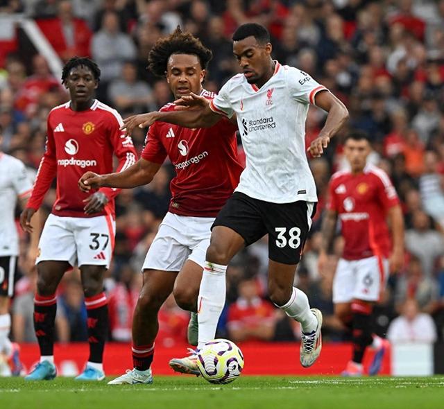 关于拜仁重伤倒地，曼联全队围拢祈祷，场面感人的信息