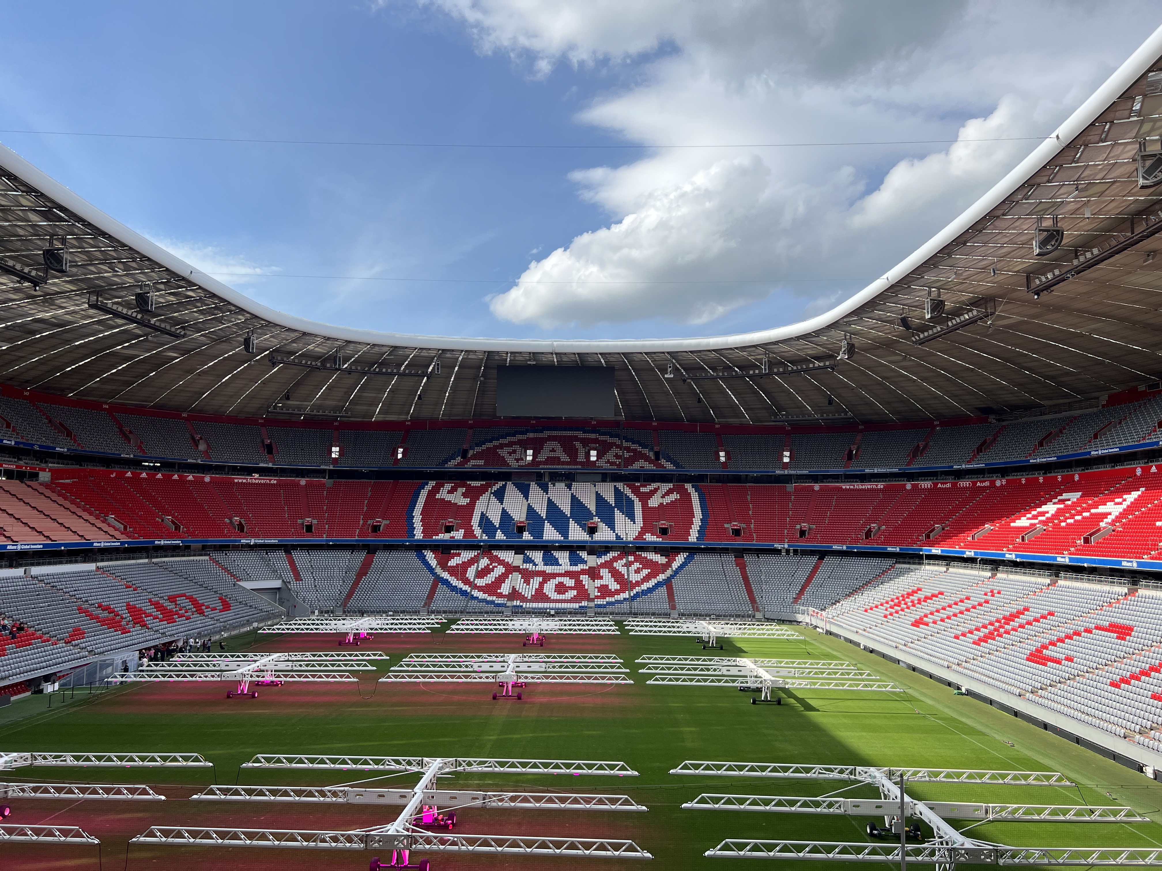 拜仁赛前列队欢迎热刺，尊重对手尽显风度！